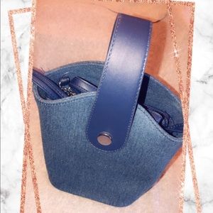 Crossbody bucket bag